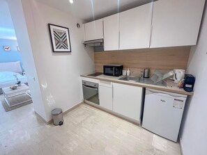 Wasserkocher mit Kaffee-/Teezubehör, Kühlschrank, Mikrowelle, Ofen