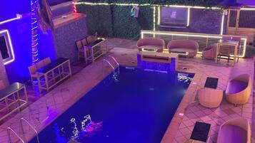 Una piscina al aire libre