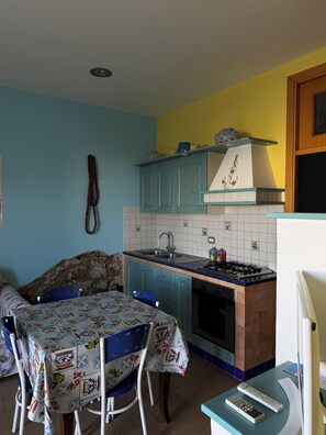 Private kitchen - Apartment Just a Stone's Throw from the Sea (Santa Maria di Castellabate)