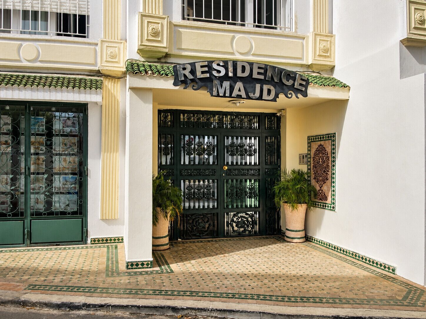 A building with a sign reading 'RESIDENCE MAJD'.