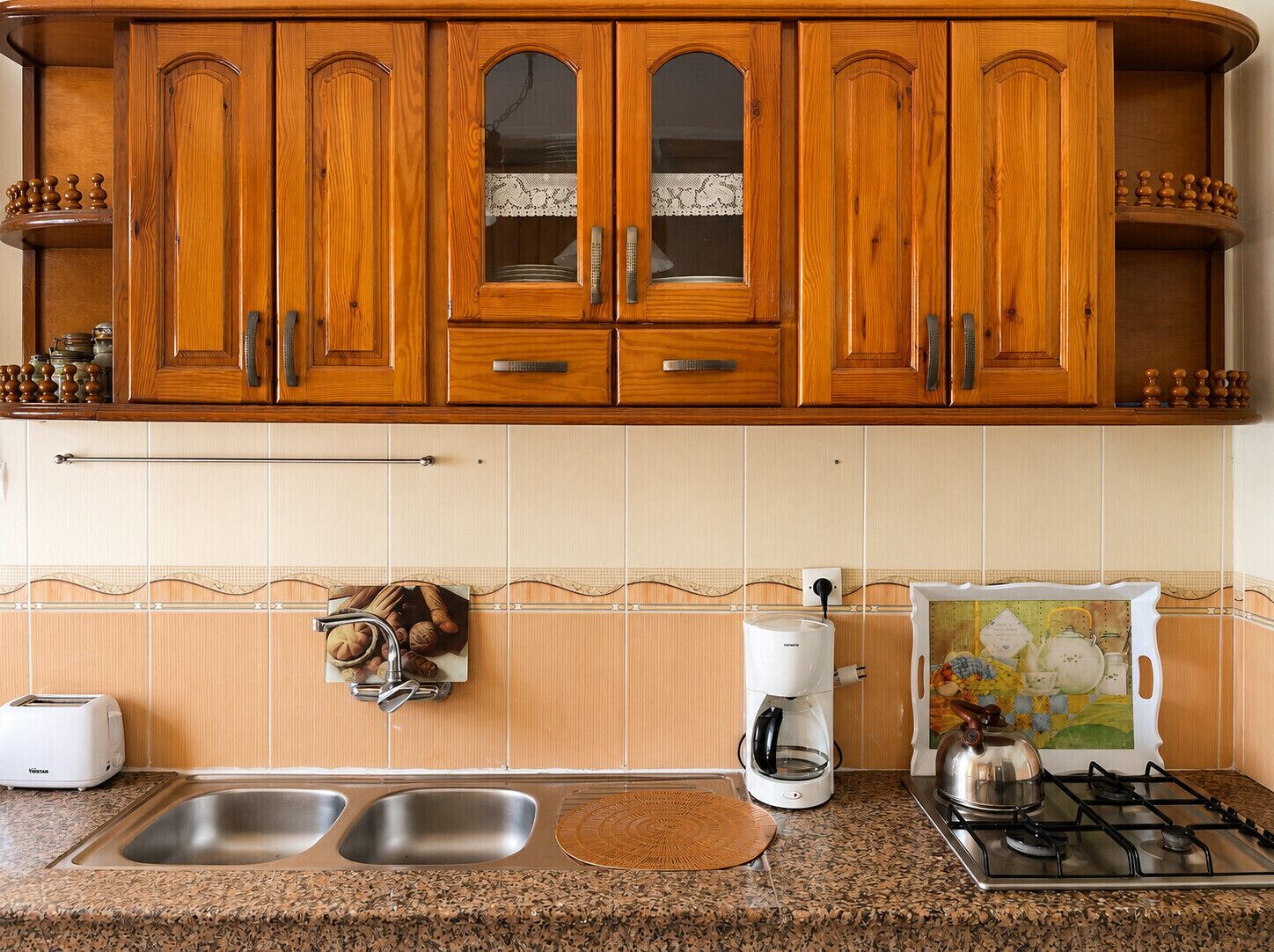 Cafetera y tetera, refrigerador, horno y tetera eléctrica 
