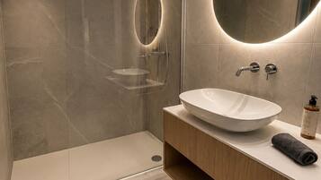 Classic Double Room | Bathroom | Hair dryer, towels, soap, shampoo