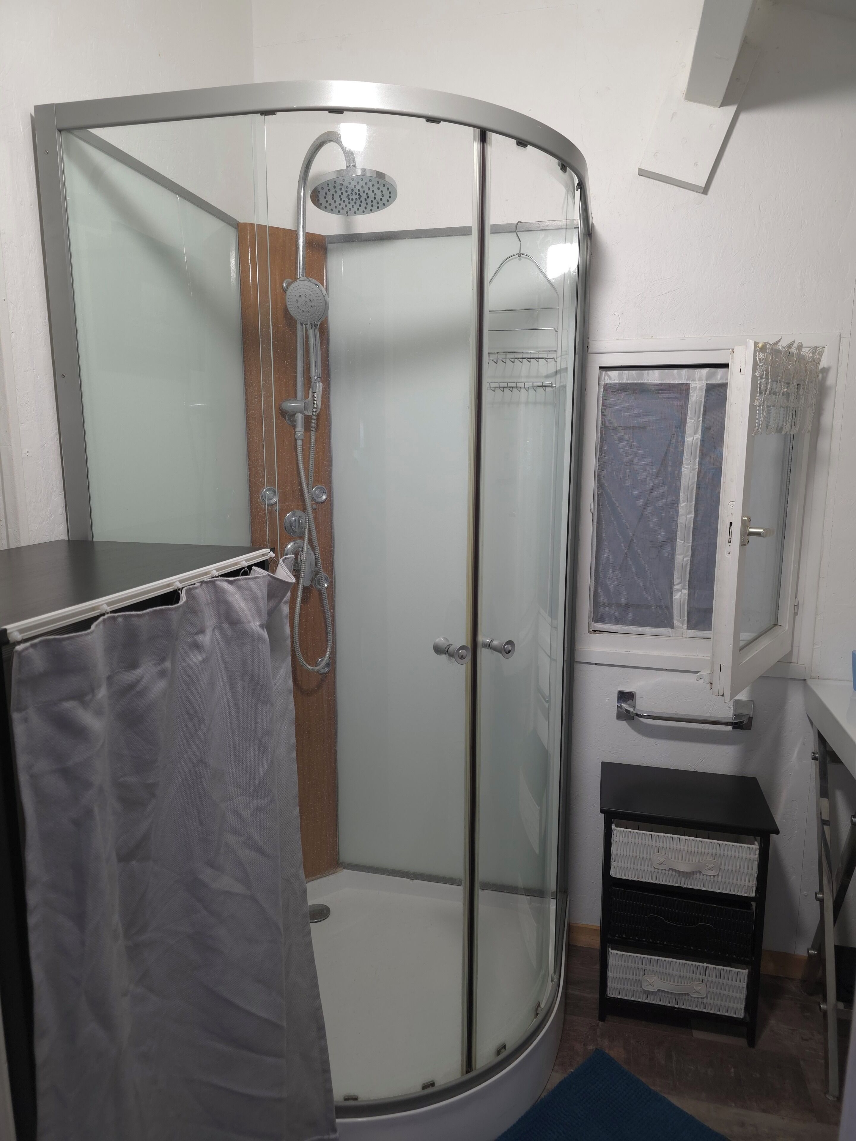 Douche, serviettes fournies, savon, shampoing