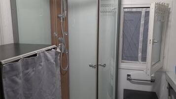 Douche, serviettes fournies, savon, shampoing