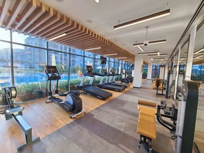Ein modernes Fitnessstudio mit Laufbändern, Ergometer und Krafttrainingsgeräten.