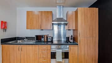 Coffee/tea maker, fridge, microwave, oven