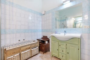 Douche, serviettes fournies