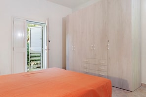 3 bedrooms, bed sheets