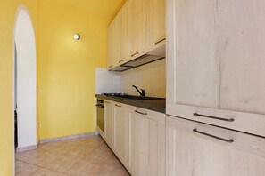 Kühlschrank, Ofen, Herdplatte, Kochgeschirr/Geschirr/Besteck