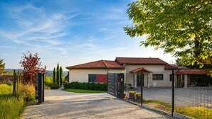 A gated property with a gravel driveway leading to a house with a red-tiled roof. - La Terrasse Étoilée: Vacation rental attached to the owners' home, 1 bedroom, 4 (Saint-Médard-d'Excideuil)