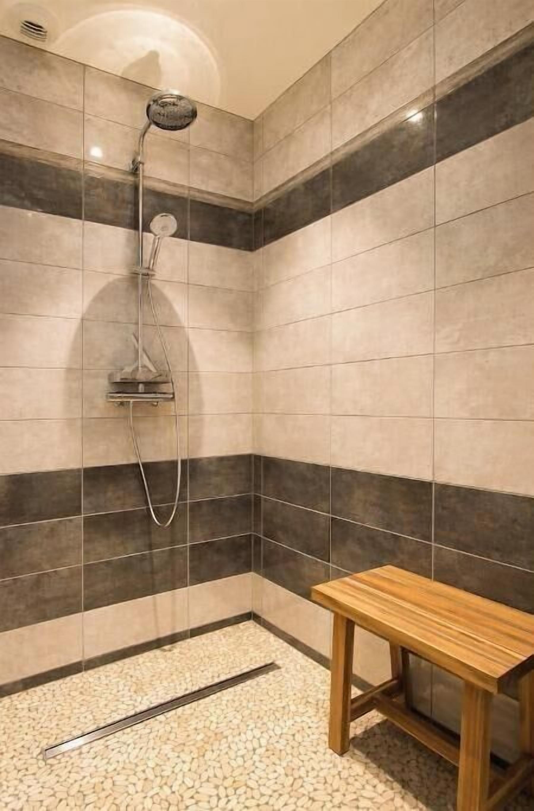 Douche, sèche-cheveux, serviettes fournies, savon