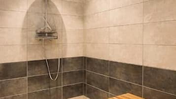 Douche, sèche-cheveux, serviettes fournies, savon