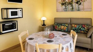 Dining - La Terrasse Étoilée: Vacation rental attached to the owners' home, 1 bedroom, 4 (Saint-Médard-d'Excideuil)