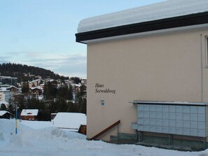 A building with a sign reading 'Haus Seewaldweg' and a mailbox. - Haus Seewaldweg 309 Appartement/Fewo,  , 3-Bettwohnung 3-Bettwohnung by Interhome (Arosa)
