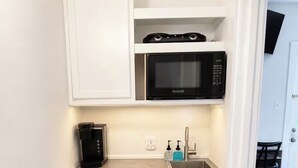 Cafetière/bouilloire, réfrigérateur, micro-ondes, plaque de cuisson