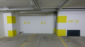 Ett parkeringsgarage med markerade parkeringsplatser B14, B2 och PP 13.