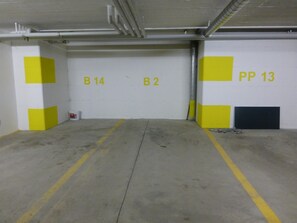 Eine Parkgarage mit ausgewiesenen Stellplätzen B14, B2 und PP 13.