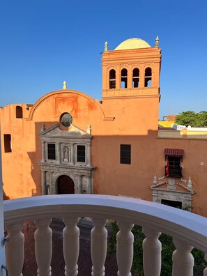 A building with a bell tower and a dome, a balcony with balustrades, and a view of the sky. - Cozy Studio Apt. in charming Cartagena with AC (Cartagena)