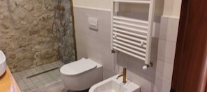Deluxe Apartment, Patio, Garden View | Bathroom - VILLA MARIACRISTINA HOLIDAY (ZACCANOPOLI)