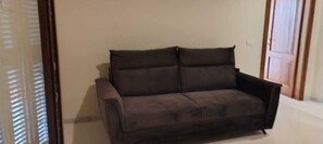 Departamento Deluxe, patio, vista al jardín | Área de sala de estar