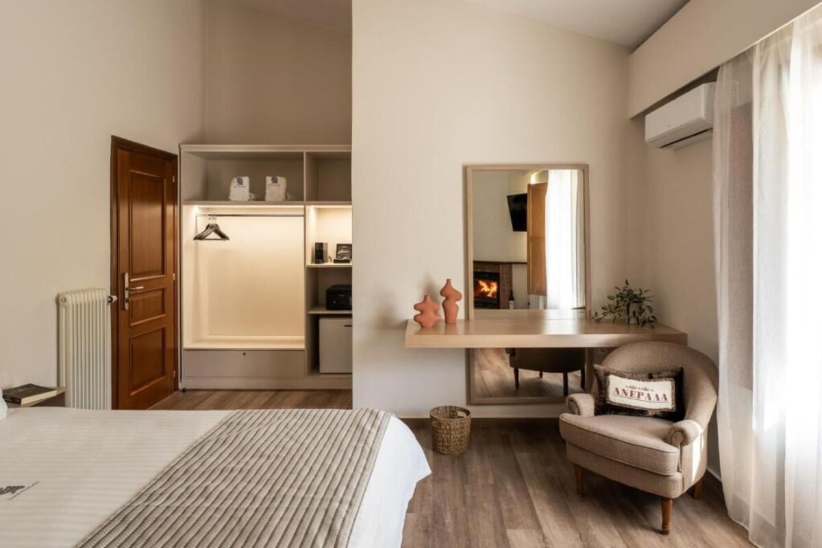 Quarto casal superior, sacada, vista para a montanha | Cofres nos quartos, quartos à prova de som, Wi-Fi de cortesia