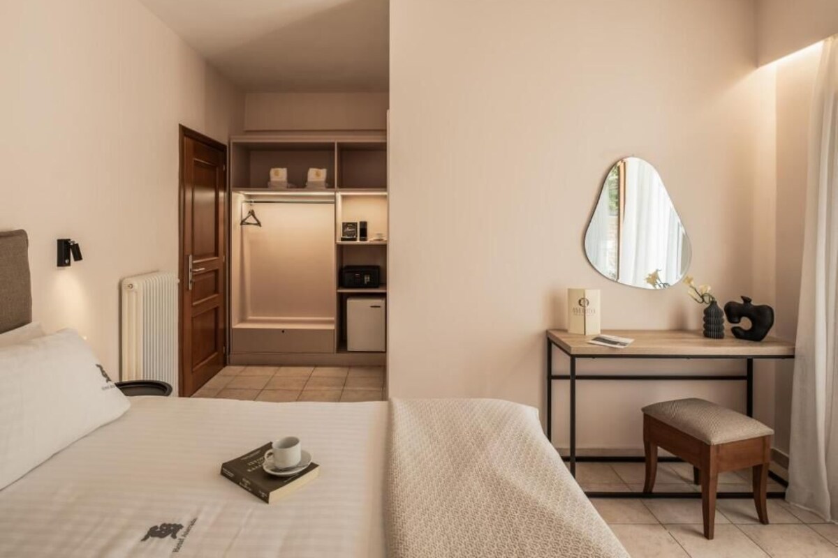 Quarto casal ou duplo, sacada, vista para a montanha | Cofres nos quartos, quartos à prova de som, Wi-Fi de cortesia