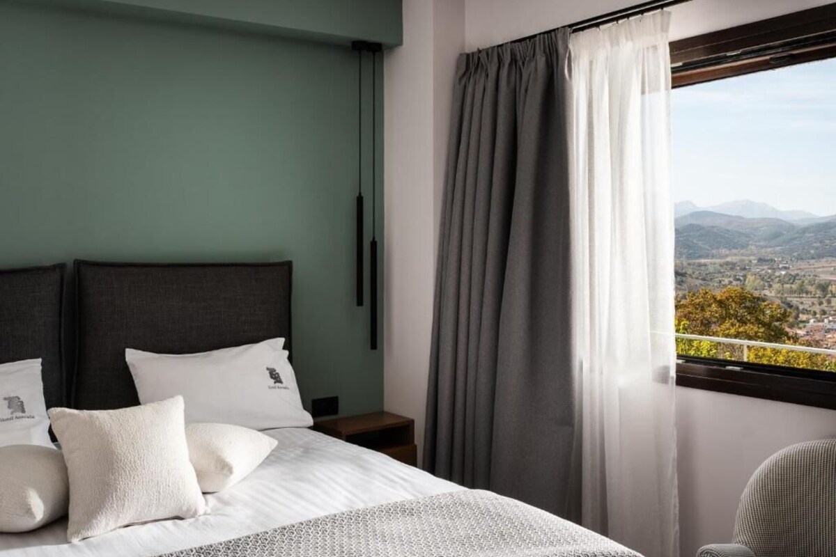 Quarto casal superior, vista para a cidade | Cofres nos quartos, quartos à prova de som, Wi-Fi de cortesia