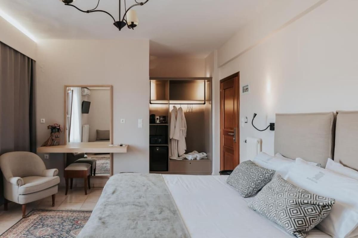 Quarto casal luxo, sacada, vista para a cidade | Cofres nos quartos, quartos à prova de som, Wi-Fi de cortesia
