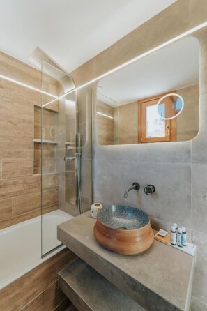Quarto luxo, sacada, vista para a cidade | Banheiro | Chinelos 