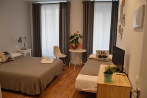 Triple Room, Balcony, City View | Free WiFi - Hostal Smile & Co  (Alacant)