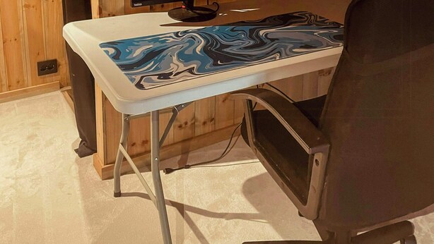 A room with a wooden ceiling, a desk with a computer, and a chair. - High ceilings with a view of the ski slopes (Hovden)