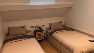 4 bedrooms, in-room safe, desk, WiFi (free)
