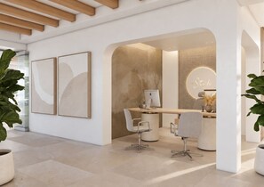 Um hall de hotel moderno com design minimalista, apresentando um balcão de recepção, área de estar e obras de arte nas paredes.