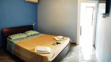 Iron/ironing board, WiFi, bed sheets