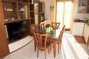 Dining - B&B S Home: Double Room with Twin Beds and Shared Bathroom (Napoli)