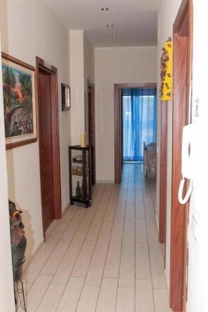 Interior - B&B S Home: Double Room with Twin Beds and Shared Bathroom (Napoli)