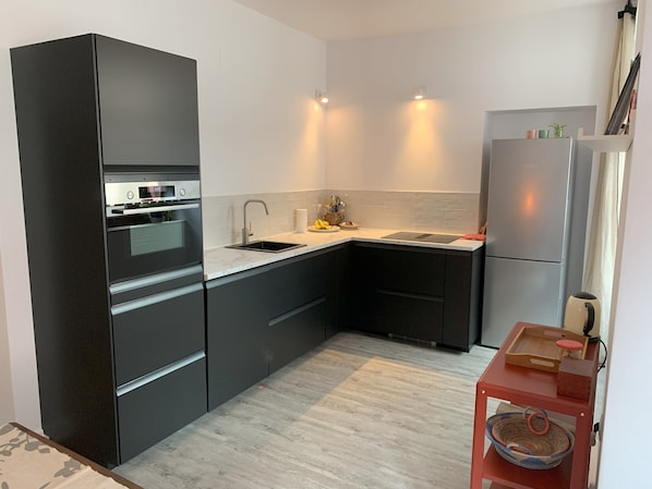 Coffee/tea maker, fridge, microwave, oven