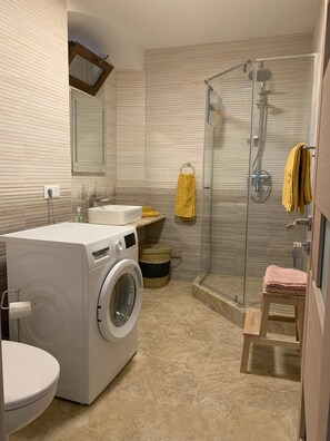 Dusche, Haartrockner, Handtücher