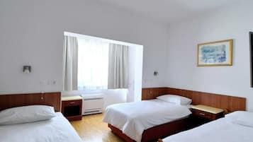 Habitación triple Confort, vista al jardín | Escritorio, espacio para trabajar con laptop y wifi gratis