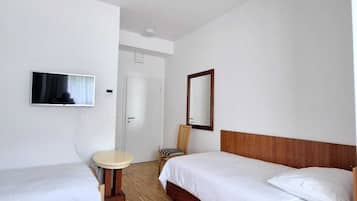 Habitación triple Confort, vista al jardín | Escritorio, espacio para trabajar con laptop y wifi gratis