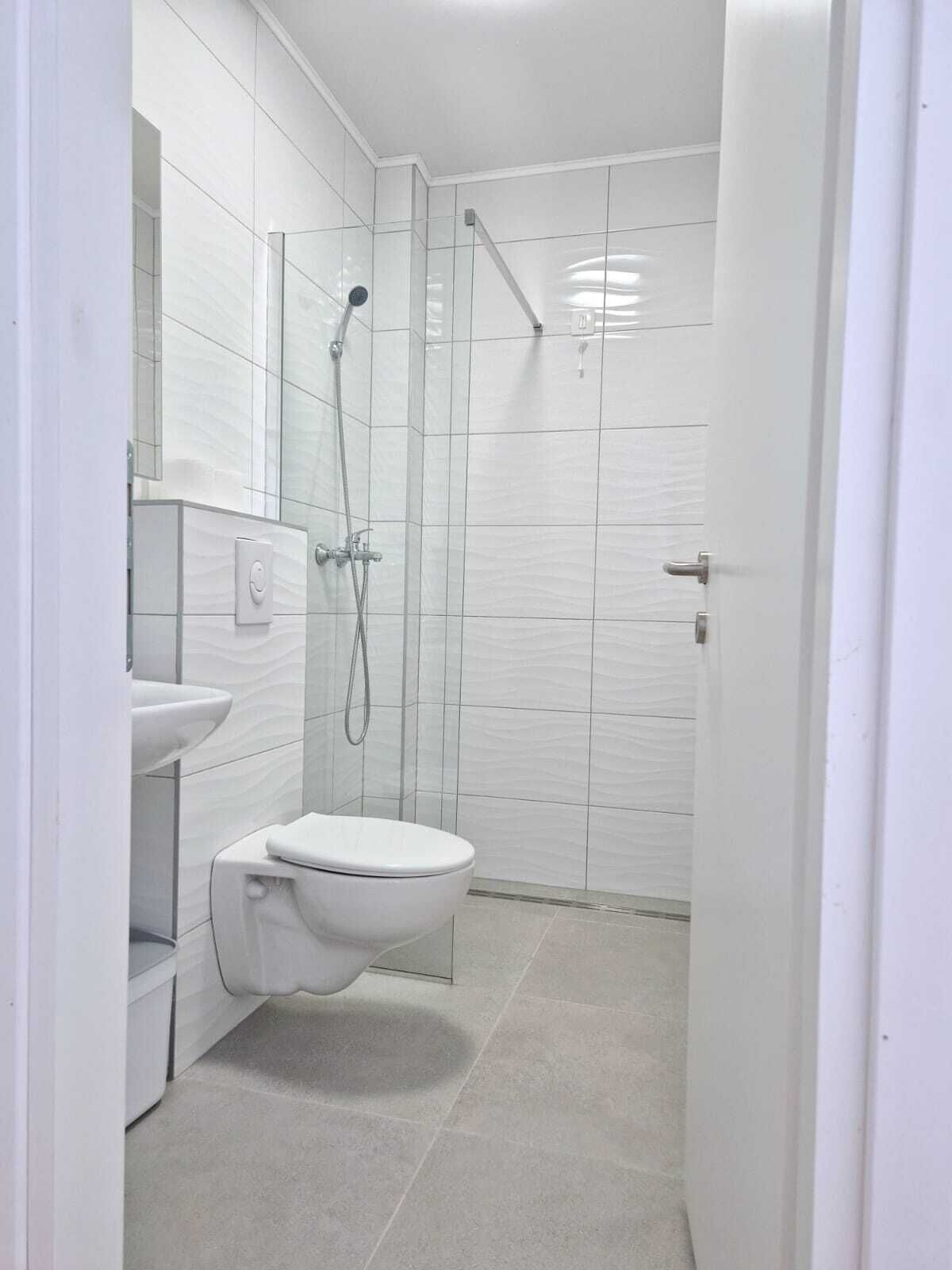 Regadera, toallas, jabón, shampoo 