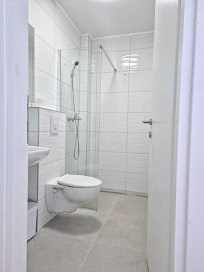 Doccia, asciugamani, sapone, shampoo