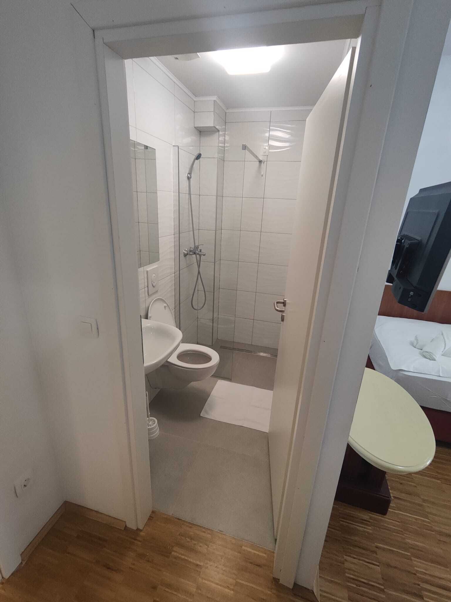 Comfort-Doppel- oder -Zweibettzimmer, Gartenblick | Badezimmer | Dusche, Handtücher, Seife, Shampoo