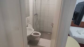 Comfort-Doppel- oder -Zweibettzimmer, Gartenblick | Badezimmer | Dusche, Handtücher, Seife, Shampoo