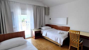 Habitación Confort con 1 cama matrimonial o 2 individuales, vista al jardín | Escritorio, espacio para trabajar con laptop y wifi gratis