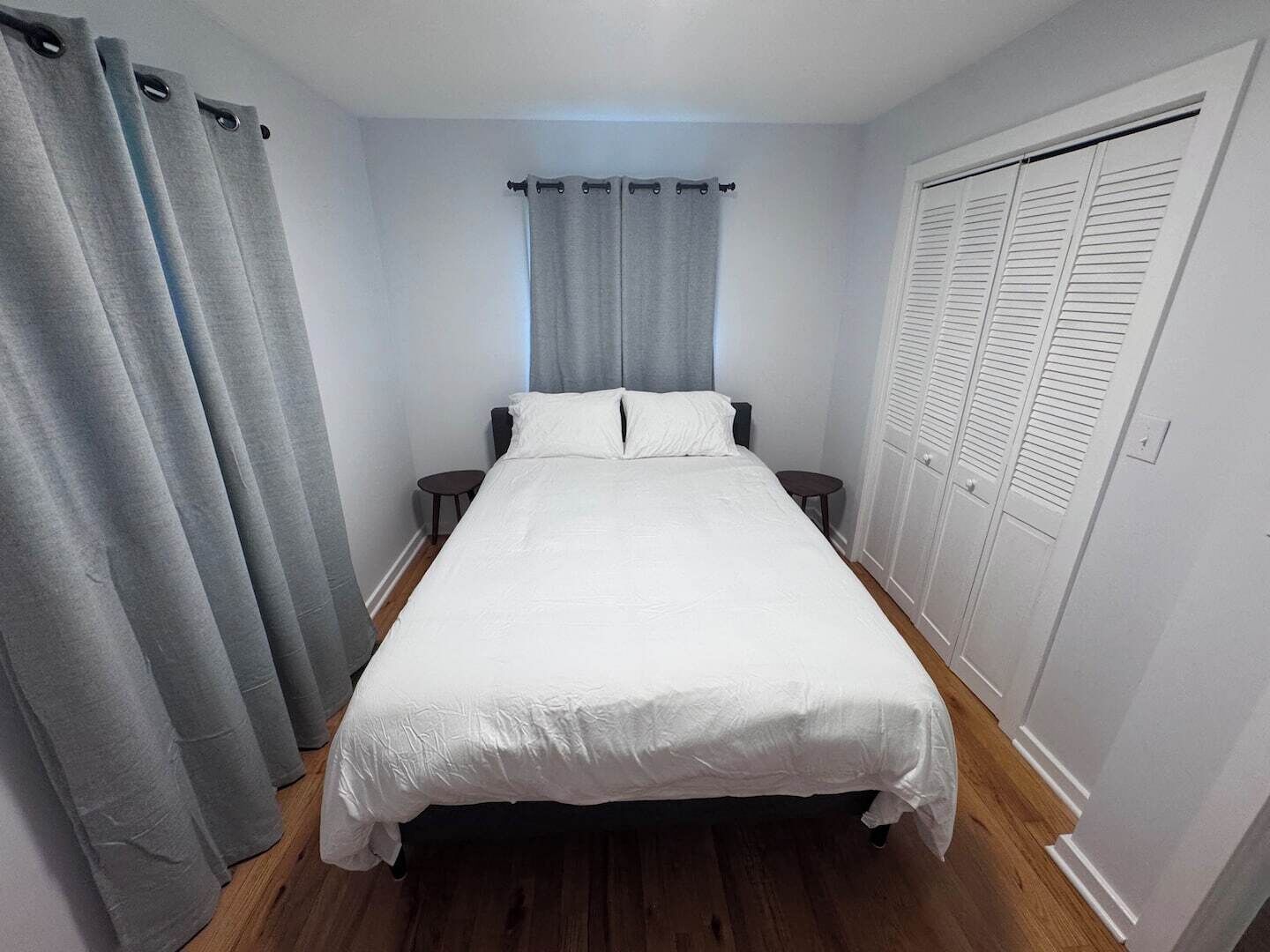 3 habitaciones, escritorio y tabla de planchar con plancha 