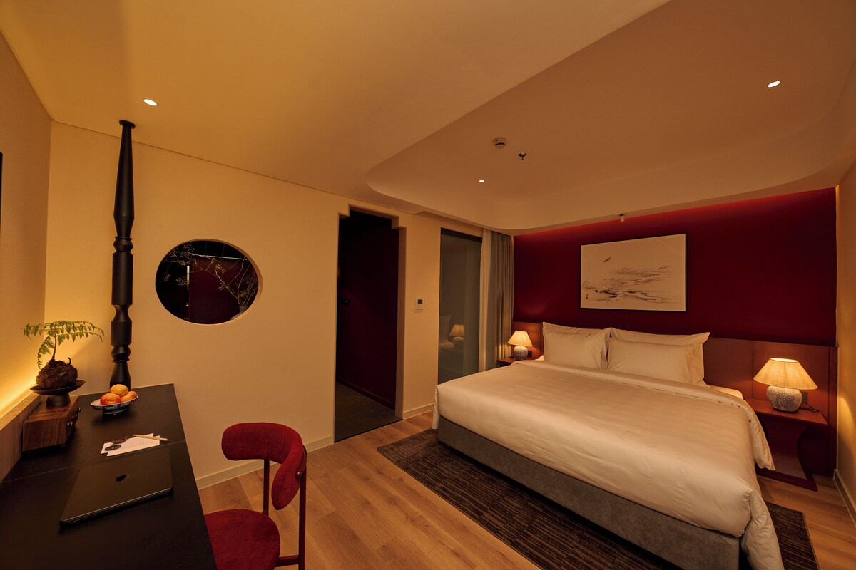Superior Room, 1 King Bed