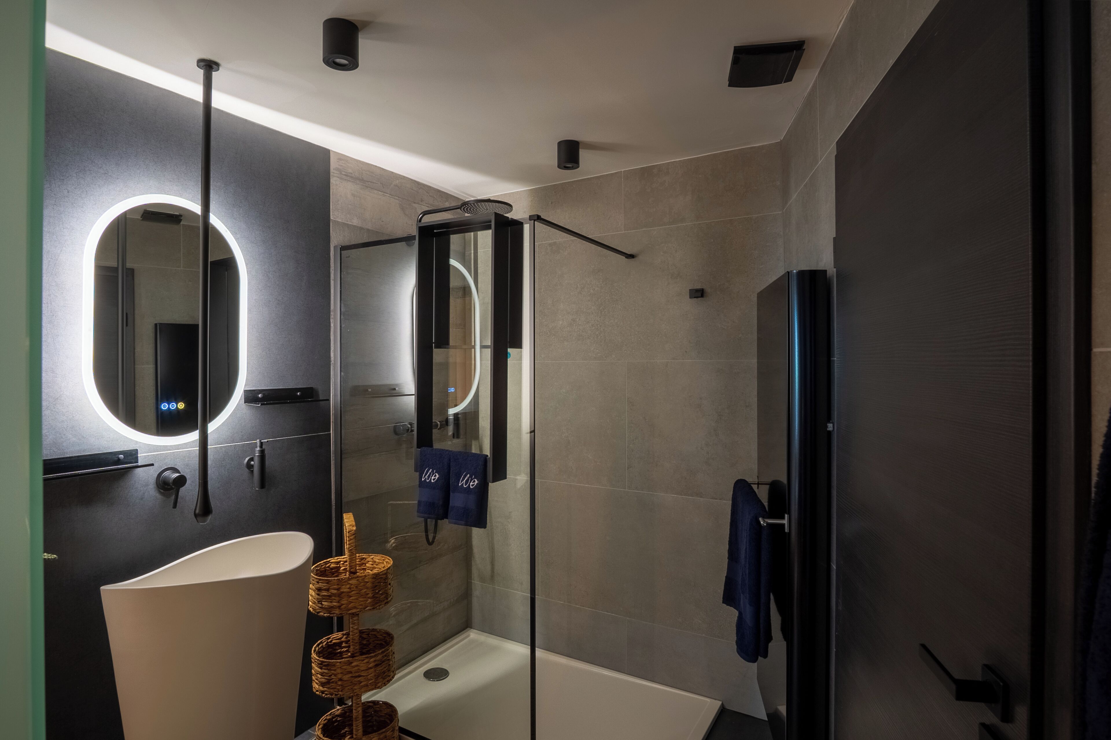 Een douche, een haardroger, handdoeken, zeep