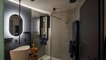 Een douche, een haardroger, handdoeken, zeep