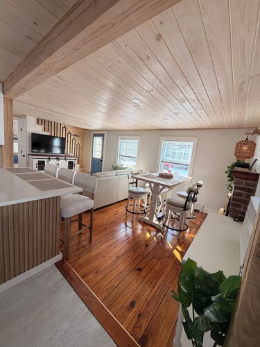 3-bedroom cottage in Swifts Beach, relaxing coastal living, outdoor shower, AC.